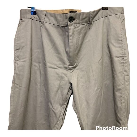 Gap Khakis Classic Straight Mens Pants Size 35x30 Gray Pearl NWT - Picture 2 of 7